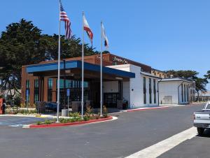 莫罗贝Hampton Inn Morro Bay的街道上两面美国国旗的建筑