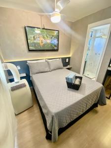 圣保罗Incrível Apartamento Em Frente Ao Metrô Brás !的卧室配有一张床铺,墙上配有电视