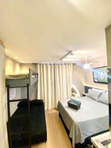 圣保罗Incrível Apartamento Em Frente Ao Metrô Brás !的一间卧室配有一张床和一张双层床。