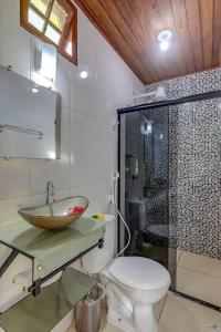 伊塔卡雷Pousada Endlessenses的一间带水槽、卫生间和淋浴的浴室