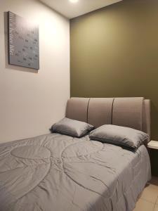 怡保7&9 Manhattan Condominium Ipoh的一张位于房间的床,上面有两个枕头