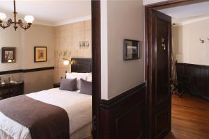 圣地亚哥Hotel Boutique Castillo Rojo的酒店客房,配有床和镜子