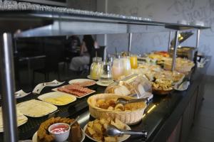 贝洛奥里藏特安东尼奥卡洛斯司多普酒店的包含多种不同食物的自助餐
