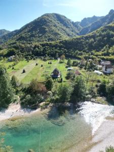 科尼茨Villa Pjene的享有海滩的空中景致,以山脉为背景