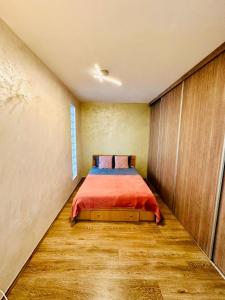 Popeşti-LeordeniConfort City Residence的卧室中间设有一张床