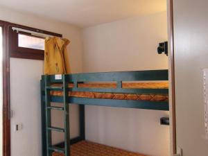 于埃Appartement Huez, 1 pièce, 4 personnes - FR-1-405-183的客房内的双层床,带梯子