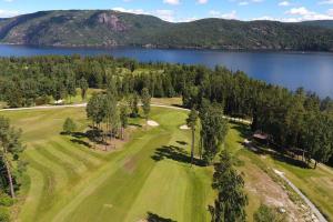 UlefossHus i Telemarkskanalens hjerte的享有湖畔高尔夫球场的空中景致