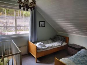 UlefossHus i Telemarkskanalens hjerte的一间小卧室,配有床和窗户