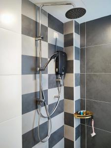 怡保7&9 Manhattan Condominium Ipoh的浴室铺有黑白瓷砖,设有淋浴。