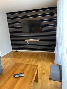 莫斯保罗Garland way 2 bed house Sheffield free parking 5 min from m1的客厅配有电视和遥控器,位于地板上