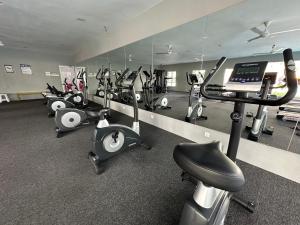 怡保7&9 Manhattan Condominium Ipoh的健身房,配有各种跑步机和机器