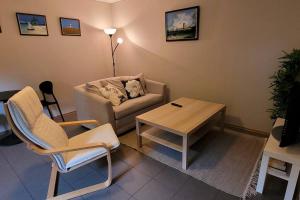 桑讷菲尤尔Cosy flat with 180cm wide very comfortable bed的带沙发和咖啡桌的客厅