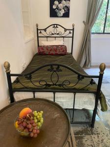 海法Autentic villa at the sea coast的床上的桌子上放着一碗水果