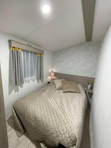 豪富克Garden guest house的一间小房间的卧室,配有一张床铺