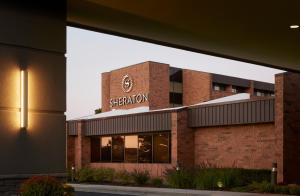 大急流城Sheraton Grand Rapids Airport Hotel的医院建筑外墙的 ⁇ 染