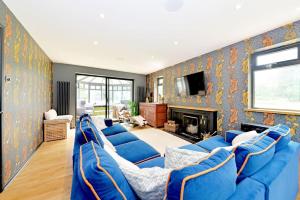 内勒惠特克Stunning, high end country house的客厅设有蓝色的沙发和壁炉