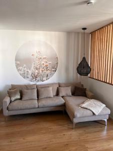 波恩Ruhiges Designer Apartment in Zentrum & Rheinnähe的客厅配有沙发和墙上的绘画