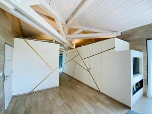安格勒Artik chalet avec vue à 180 degrés et piscine的一间拥有白色墙壁和木制天花板的客房