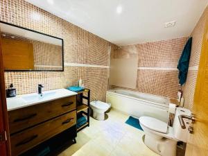 La GuirraCasa Turquesa的浴室配有盥洗盆、卫生间和浴缸。