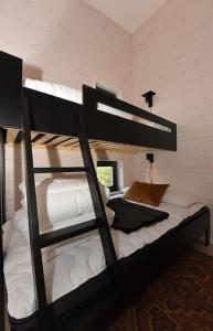 萨伦Timmerby Lodge - Lindvallen Sälen - Ski in Ski out的一间客房内配有两张双层床的房间
