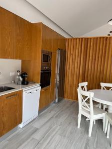 劳林哈Mike’s House的厨房设有木墙和桌椅