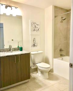 迈阿密Doral Skyline 2B的浴室配有卫生间、盥洗盆和浴缸。