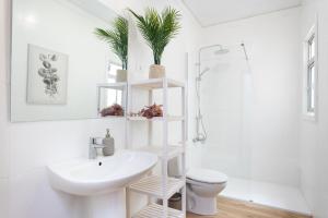 格拉纳迪利亚德亚沃纳EDEN RENTALS 102 Surfy Stylish Bed&Coffee Balcony的浴室配有白色水槽和卫生间。