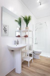 格拉纳迪利亚德亚沃纳EDEN RENTALS 102 Surfy Stylish Bed&Coffee Balcony的白色的浴室设有水槽和卫生间。