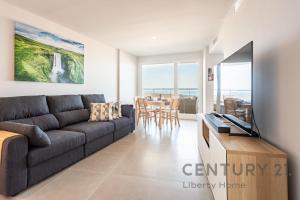 卡耐特蒂贝兰格Apartamento de lujo con 3 habitaciones en Canet d'en Berenguer的带沙发和电视的客厅