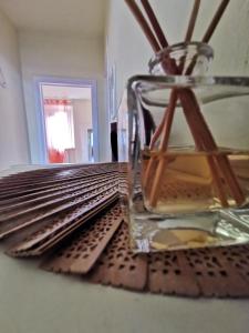 利沃诺Essenza del Mare Home的坐在桌子上的一个玻璃瓶