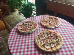 特拉夫尼克33 Lipe的红白餐桌上的三份比萨饼