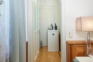 巴登Exclusive Entry: Cozy Guestroom的一间房间带白色门和桌子的走廊