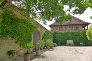 DuravelChâteau la Gineste - Castle and Vineyard的一座大型建筑,建筑中设有建筑学