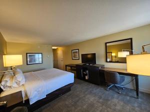 比林斯比林斯汉普顿酒店的酒店客房配有一张床和一张带电脑的书桌