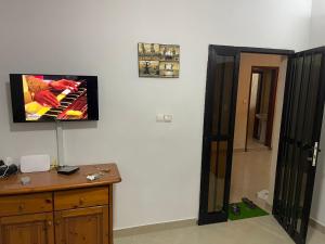 达喀尔Villa sokhna ndeye mbacke的墙上配有平面电视的房间
