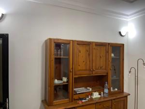 达喀尔Villa sokhna ndeye mbacke的木柜,位于房间角落