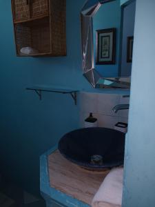 圣詹姆斯Lendal APT的一间带大型蓝色浴缸和镜子的浴室