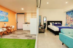 棕榈滩Privada Stays - Lofts with Private Pool and Oasis, near Eagle Beach的一间卧室设有一张床和一间用餐室