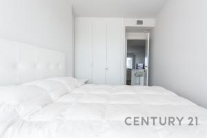 卡耐特蒂贝兰格Apartamento de lujo con 2 habitaciones en Canet d'en Berenguer的白色卧室内的一张大白色床
