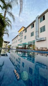 曼塔Aquamarina Hotel的大楼前设有游泳池的酒店