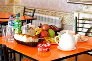 撒马尔罕Hotel Plaza 777的一张桌子上放着一篮水果和蔬菜
