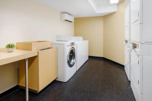 霍舍姆费城霍舍姆广场套房酒店的洗衣房配有洗衣机和烘干机