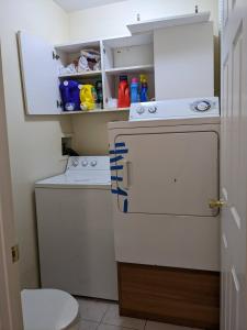 布鲁克林Spacious Room for 4 People in Williamsburg !的一间带洗衣机和洗衣机的浴室