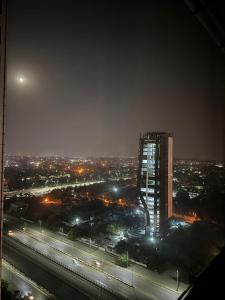 伊斯兰堡Centaurus Apartment Islamabad的城市的夜景,高楼