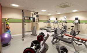 伯明翰希尔顿伯明翰大街汉普顿酒店的健身房设有数台跑步机和有氧运动器材