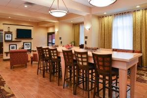威廉斯堡威廉斯堡汉普顿酒店的大型用餐室配有大桌子和椅子