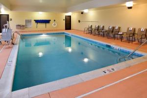 威廉斯堡威廉斯堡汉普顿酒店的一个带桌椅的大型游泳池