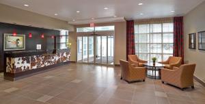 卡尔加里卡尔加里机场希尔顿惠庭套房酒店的大堂设有1间带桌椅的等候室