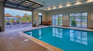 罗斯堡Hampton Inn & Suites Roseburg的房屋内的游泳池