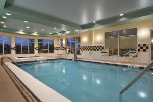 威克斯巴勒威尔克斯巴里希尔顿花园酒店的在酒店房间的一个大型游泳池